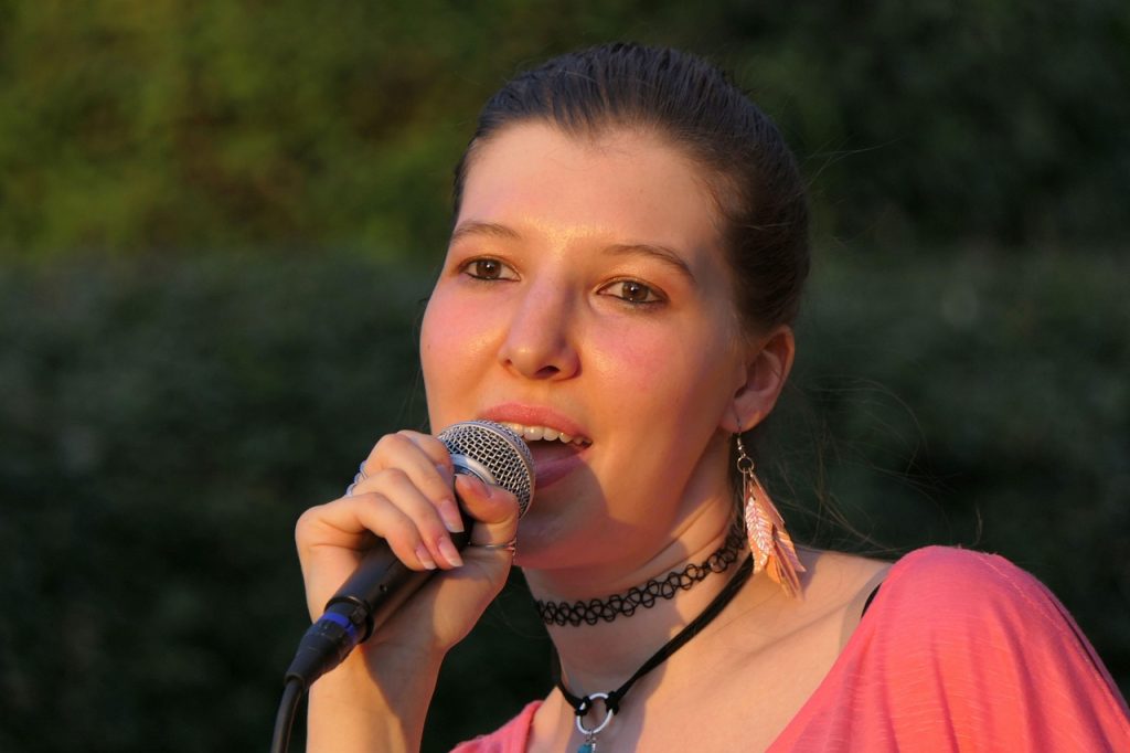 Singer, live music, singing — How to bet on Basketball?